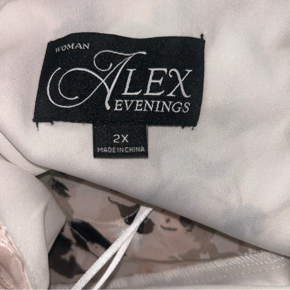 Alex Evenings Top Women’s 2X  White/Blush Chiffon Asymmetric Tiered Hem Floral - Picture 5 of 6